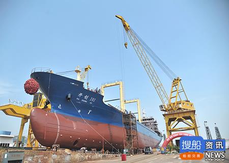 黄海造船国内最大远洋渔业运输船下水