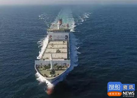 中国首艘自主设计建造客箱船“海蓝鲸”在黄海造船交付