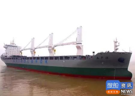 上海船厂32000吨重吊船首制船试航