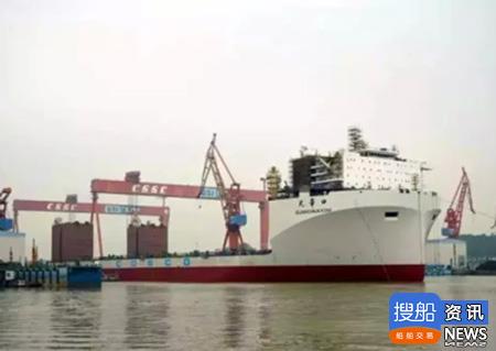 广船国际建国内最大半潜船出坞