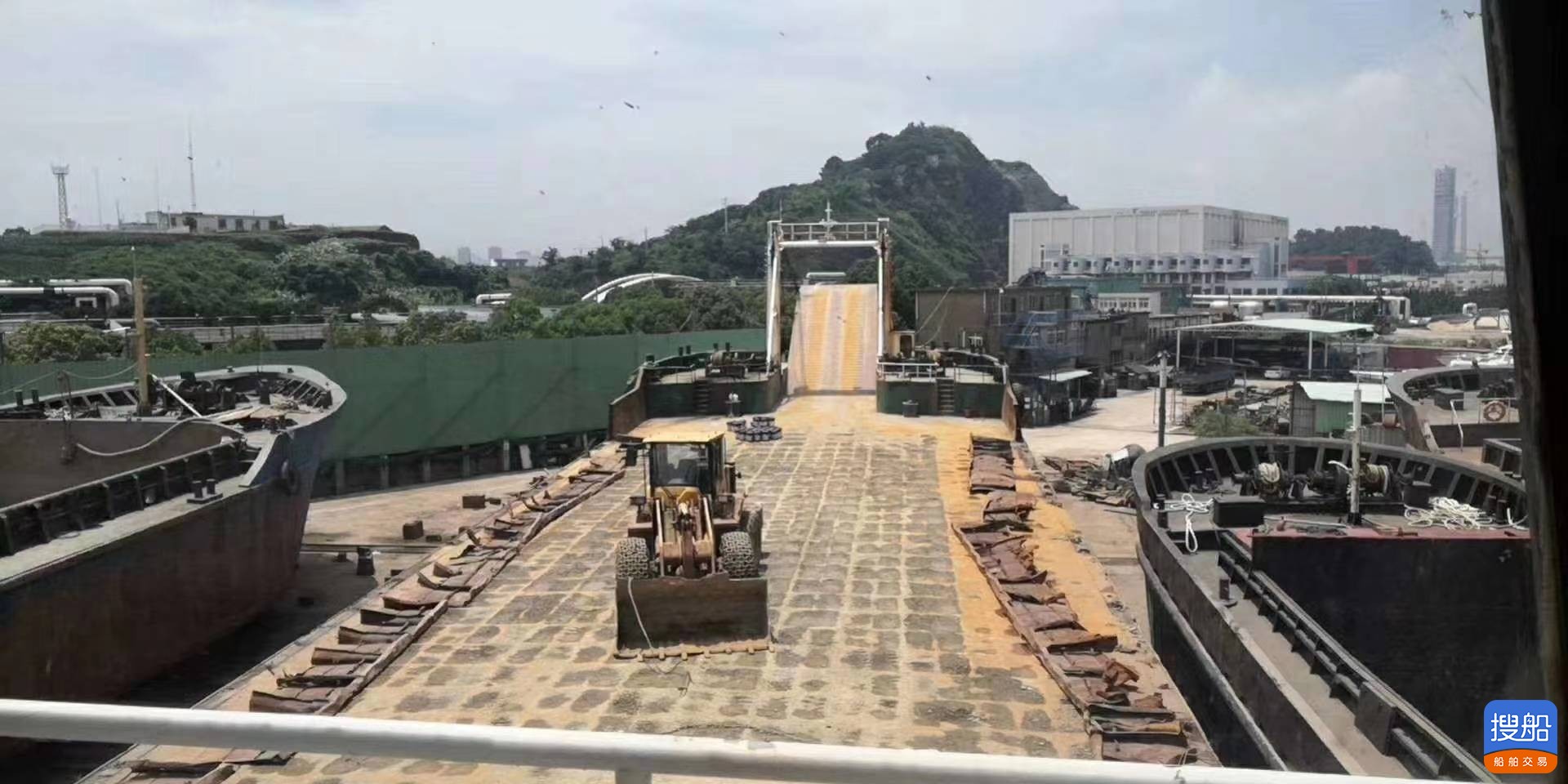 出售2014年造1370吨沿海甲板驳船    实载3000吨