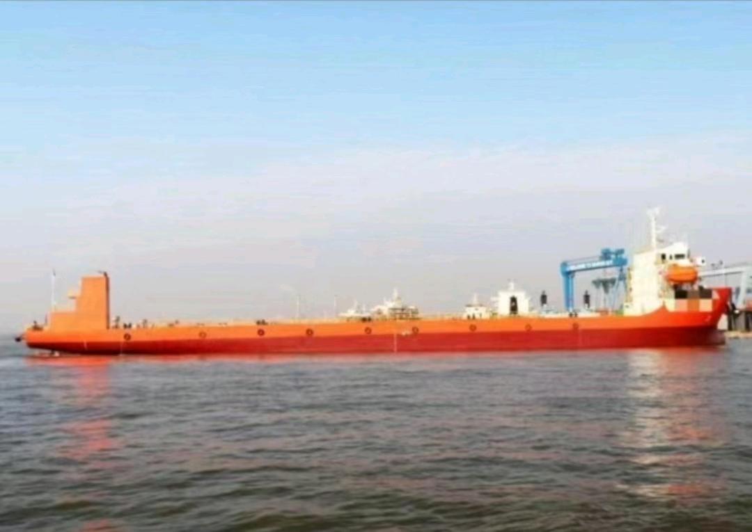 出售/出租： 6200吨前驾驶甲板驳船