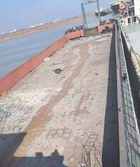 出售3600吨后驾驶甲板驳Sale of a 3,600-ton aft deck barge