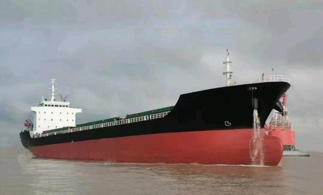 出售13600吨散货船Sale of 13,600-ton bulk carriers