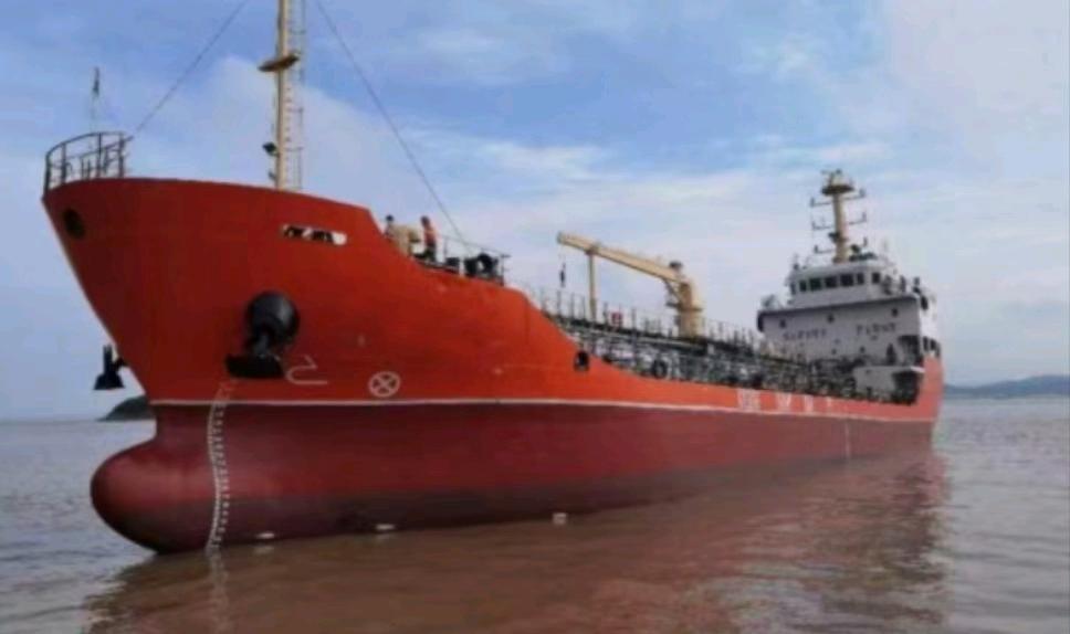 出售1700吨油船Sale of 1,700 ton tankers