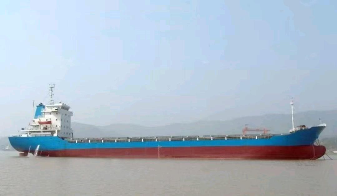 出售8000吨集装箱船Sell 8000t containers