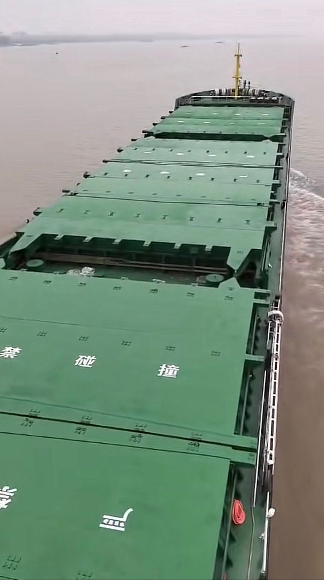 出售24500吨多用途集装箱船 装载集装箱（1246TEU） 建造年份：2023年 Sale: 24500T multi-purpose container ship. Made in China i