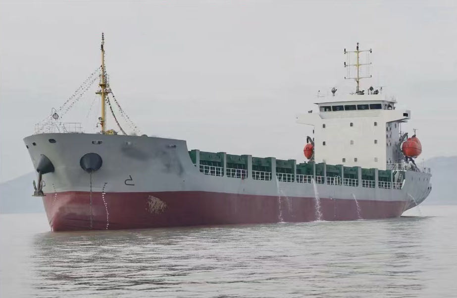 出售：6653吨多用途船 装载集装箱（273TEU） 建造年份：2020年 Sale: 6653T multi-purpose ship, made in China in 2020. （273TEU