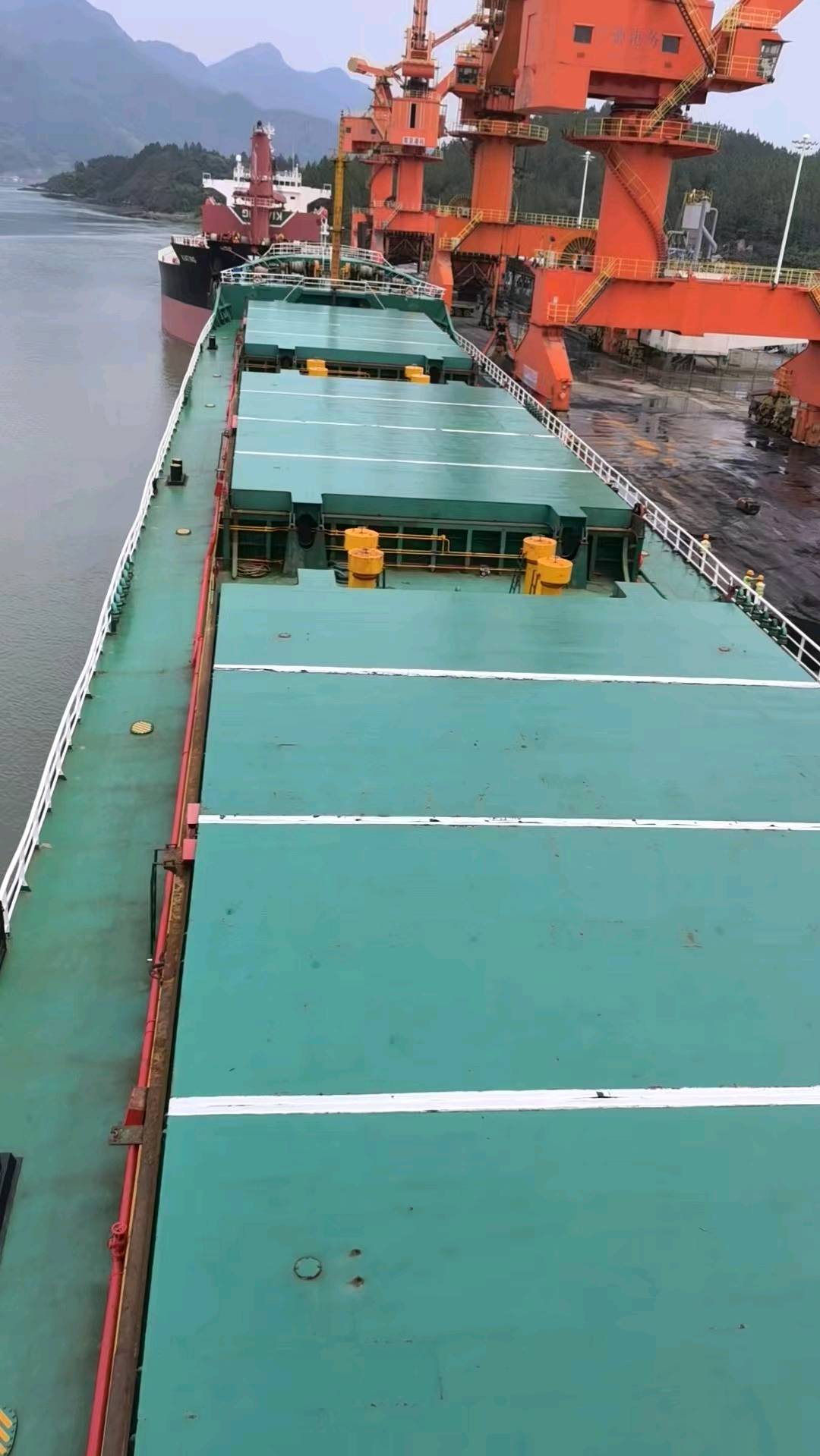 出售13600吨散货船Sale of 13,600-ton bulk carriers