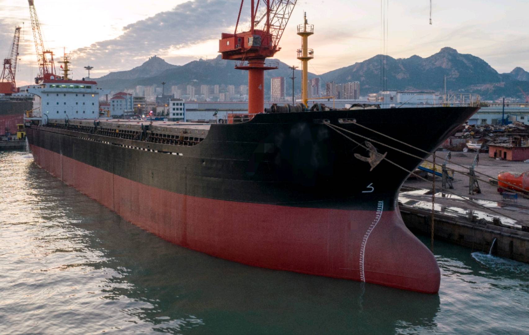 出售13500吨散货船13,500-ton bulk carrier sold