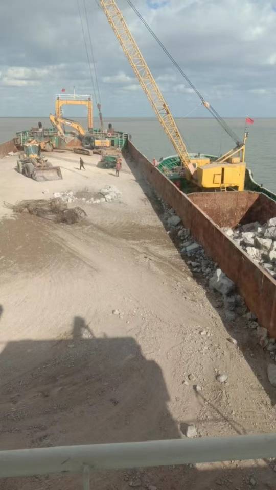 出售5000吨  甲板驳船 后驾驶

建造年月：2020年

建造地：中国