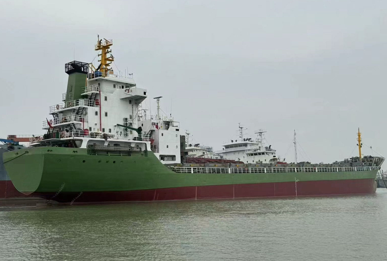 出售：6800DWT 集装箱船 船舶类型：集装箱船（散货/集装箱两用） 建造完工：2006年 建造地点：中国 船级社：CCS 中国船级社